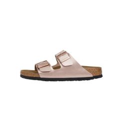 Klapki damskie Birkenstock Arizona Bf Copper. Brązowe klapki damskie Birkenstock, bez wzorów, z materiału, bez obcasa, bez zapięcia. Za 296.10 zł.