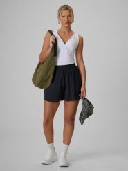 4F Spodenki casual z modalem damskie - czarne L. Czarne spodenki sportowe damskie 4F, l, bez wzorów, z materiału, trekkingowe. Za 129.99 zł.