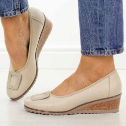 Beżowe czółenka damskie na koturnie Potocki 12791. Brązowe czółenka damskie POTOCKI, z aplikacjami, z materiału, z okrągłym noskiem, bez obcasa, na koturnie. Za 189.00 zł.