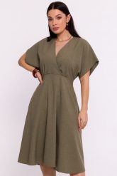 Rozkloszowana sukienka z kopertowym dekoltem zielona. Zielone sukienki damskie Bewear, bez wzorów, bez ramiączek. Za 339.00 zł.