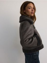 Kurtka biker z imitacji skóry - jasnoszary. Szare kurtki damskie Reserved, l, bez wzorów, ze skóry, bez kaptura. W wyprzedaży za 79.99 zł.