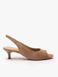 Jasnobrązowe czółenka slingback. Brązowe czółenka damskie Ryłko, bez wzorów, ze skóry, z okrągłym noskiem, bez obcasa, na obcasie. Za 379.99 zł.