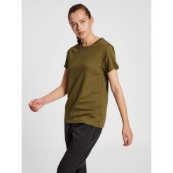 Koszulka damska Hummel Red Basic. Zielone bluzki damskie Hummel, l, bez wzorów, z bawełny, sportowe, bez kołnierzyka, bez ramiączek. Za 114.50 zł.
