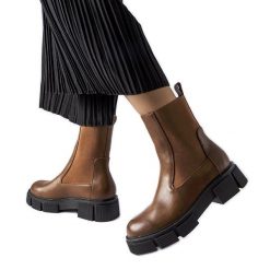 Brązowe wsuwane wysokie sztyblety Marausa. Brązowe botki damskie z dresówki, eleganckie, z okrągłym noskiem, za kostkę, bez obcasa, bez zapięcia. Za 91.24 zł.