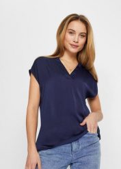 Luźna satynowa tunika z krótkim rękawem i obniżoną linią ramion. Czerwone tuniki damskie bonprix, bez wzorów, z satyny, eleganckie, bez kołnierzyka, bez ramiączek. Za 77.99 zł.