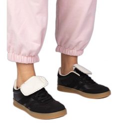 Czarne sneakersy trampki damskie sportowe. Czarne trampki damskie bez wzorów, z syntetyku, przed kostkę, bez zapięcia. Za 84.03 zł.