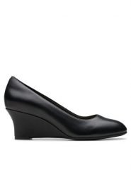 Clarks Półbuty Olivette Pearl 26180043 Czarny. Czarne półbuty damskie Clarks, bez wzorów, ze skóry, bez obcasa, na koturnie, bez zapięcia. Za 259.99 zł.