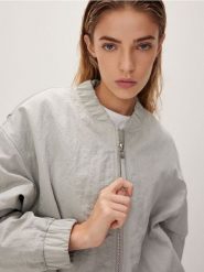 Kurtka typu bomber - jasnoszary. Szare kurtki damskie Reserved, l, bez wzorów, z tkaniny, bez kaptura. W wyprzedaży za 65.99 zł.