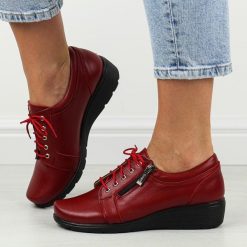 Czerwone Polskie półbuty damskie Gregors 759. Czerwone półbuty damskie GREGORS, na jesień, bez wzorów, z jeansu, z okrągłym noskiem, bez obcasa, na koturnie, bez zapięcia. Za 379.00 zł.