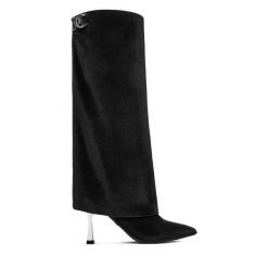 Kozaki Juicy Couture. Czarne kozaki damskie Juicy Couture, bez obcasa, na szpilce, bez zapięcia. Za 459.99 zł.