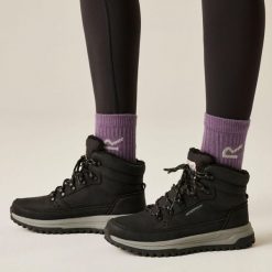 Buty trekkingowe damskie Regatta Sherbourne. Czarne obuwie trekkingowe damskie Regatta, z futra, bez zapięcia. Za 159.99 zł.