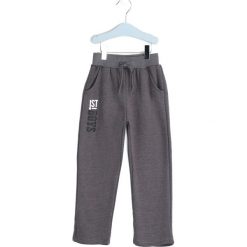 Szare Spodnie Dresowe Deep Waters. Spodnie dresowe chłopięce marki 4F. Za 29.99 zł.