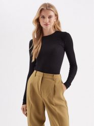 Bruuns Bazaar Bluzka Angela BBW1071N Czarny Slim Fit. Czarne bluzki damskie Bruuns Bazaar, xl, bez wzorów, bez kołnierzyka, bez ramiączek. Za 379.99 zł.
