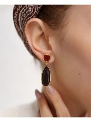 Pierres delicates Pozłacane kolczyki-wkrętki z tygrysim okiem rozmiar: onesize. Brązowe kolczyki damskie Pierres delicates, pozłacane. Za 73.95 zł.