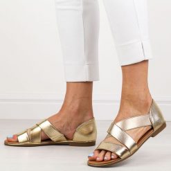 Złote płaskie sandały damskie z zakrytą piętą Jezzi 3882. Żółte sandały damskie Jezzi, bez wzorów, ze skóry, bez obcasa, na płaskiej podeszwie, bez zapięcia. Za 149.00 zł.