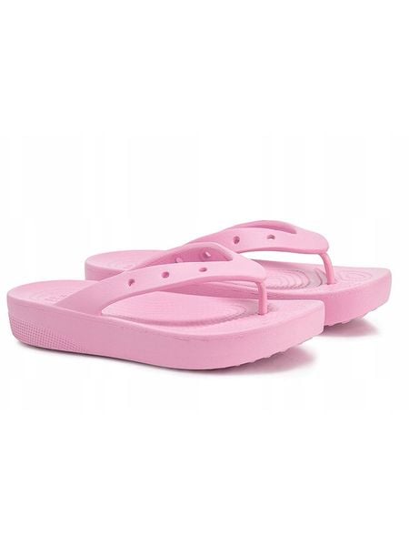 Crocs Japonki "Classic" w kolorze jasnoróżowym rozmiar: 36/37. Różowe klapki damskie Crocs, bez wzorów, bez obcasa, na platformie, bez zapięcia. Za 79.21 zł.