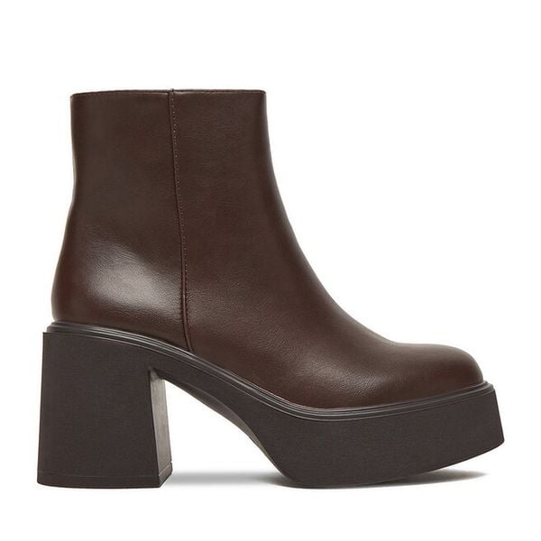 Botki DeeZee. Brązowe botki damskie DeeZee, bez obcasa, na słupku, bez zapięcia. Za 179.99 zł.