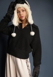 Czarny Krótki Sweter z Trójkątnym Dekoltem Ozdobiony Kołnierzykiem Savalin. Czarne swetry klasyczne damskie Renee, uniwersalny, z bawełny, bez kołnierzyka. Za 139.99 zł.