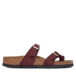 Japonki Birkenstock. Czerwone klapki damskie Birkenstock, bez wzorów, bez obcasa, bez zapięcia. Za 549.99 zł.