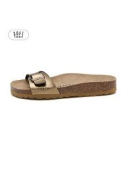 Teegu Klapki w kolorze złotym rozmiar: 37. Żółte klapki damskie teegu, bez wzorów, z otwartym noskiem, bez obcasa, bez zapięcia. Za 121.99 zł.