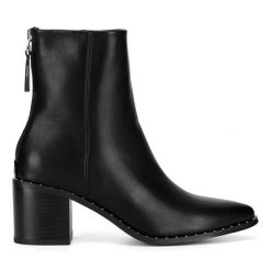 Botki DeeZee. Czarne botki damskie DeeZee, bez obcasa, na słupku, bez zapięcia. Za 179.99 zł.