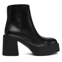 Botki DeeZee. Czarne botki damskie DeeZee, bez obcasa, na słupku, bez zapięcia. Za 179.99 zł.