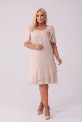 Elegancka beżowa sukienka Evelyn na wesele PLUS SIZE XXL. Brązowe sukienki damskie Moda Size Plus Iwanek, z aplikacjami, z elastanu, eleganckie, bez ramiączek. Za 289.90 zł.
