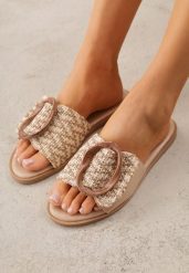 Ciemnobeżowe Klapki z Plecionką i Geometryczną Klamrą Nemornell. Brązowe klapki damskie Renee, bez wzorów, bez obcasa, na płaskiej podeszwie, bez zapięcia. Za 79.99 zł.