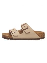 Birkenstock Klapki "Arizona" w kolorze kremowym rozmiar: 37. Brązowe klapki damskie Birkenstock, bez wzorów, z otwartym noskiem, bez obcasa, bez zapięcia. Za 237.95 zł.
