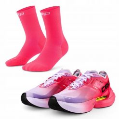 Zestaw biegacza: damskie buty sportowe i skarpety biegowe. Czerwone obuwie sportowe treningowe CEP. Za 907.20 zł.