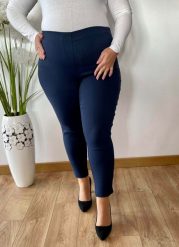 Granatowe spodnie chinosy Nina z zamkami 7/8 PLUS SIZE XXL. Spodnie materiałowe damskie Nasi partnerzy, bez wzorów, z elastanu, krótkie. Za 159.90 zł.