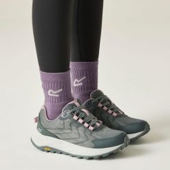 Damskie buty typu cruise. Niebieskie obuwie trekkingowe damskie Regatta, z dzianiny, bez zapięcia. Za 339.99 zł.