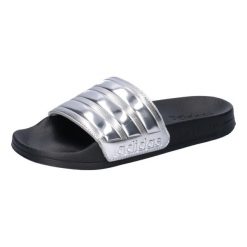 Klapki basenowe adidas Shower Slides. Czarne klapki damskie Adidas, bez wzorów, z materiału, bez obcasa, bez zapięcia. Za 119.00 zł.