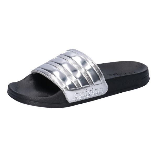 Klapki basenowe adidas Shower Slides. Czarne klapki damskie Adidas, bez wzorów, z materiału, bez obcasa, bez zapięcia. Za 119.00 zł.