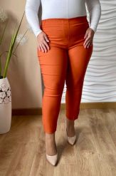 Spodnie chinosy Nina z zamkami 7/8 w odcieniach pomarańczu PLUS SIZE XXL. Spodnie materiałowe damskie Nasi partnerzy, bez wzorów, z elastanu, krótkie. Za 159.90 zł.