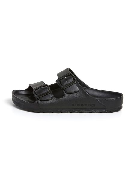 BABUNKERS Family Klapki w kolorze czarnym rozmiar: 38. Czarne klapki damskie BABUNKERS Family, bez wzorów, z otwartym noskiem, bez obcasa, bez zapięcia. Za 184.95 zł.