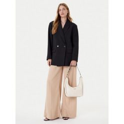 Torebka Guess. Czarne listonoszki damskie Guess, z aplikacjami, bez dodatków. Za 584.99 zł.