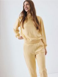 Gładka bluza z bawełną - kremowy. Białe bluzy damskie Reserved, l, bez wzorów, z bawełny, bez kaptura. W wyprzedaży za 39.99 zł.