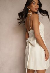 Beżowa Sukienka o Rozkloszowanym Kroju na Ramiączkach z Dużą Kokardą Ivelvia. Brązowe sukienki damskie Renee, bez wzorów, eleganckie, bez ramiączek. Za 139.99 zł.