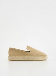 Zamszowe espadryle - beżowy. Brązowe espadryle damskie Reserved, bez wzorów, z zamszu, bez obcasa. W wyprzedaży za 99.99 zł.