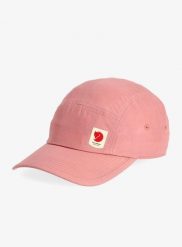 Czapka z daszkiem Fjallraven High Coast Wind Cap. Czerwone czapki z daszkiem damskie Fjällräven, bez wzorów, z materiału. Za 221.75 zł.