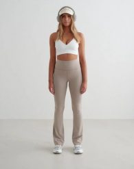 Damskie legginsy rozszerzane z wysokim stanem dla wysokich Sense ciemnogliniane. Brązowe legginsy damskie Aim'n, xl, bez wzorów, z elastanu. Za 344.00 zł.