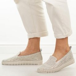 Złote skórzane półbuty damskie Cambell 19433. Żółte półbuty damskie Cambell, na jesień, w ażurowe wzory, z jeansu, bez obcasa, na płaskiej podeszwie, bez zapięcia. Za 219.00 zł.