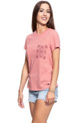 MUSTANG T SHIRT DAMSKI Alina C Print Canyon Rose 1008942 8187. Czerwone t-shirty damskie Mustang, s, bez wzorów, bez kołnierzyka. W wyprzedaży za 39.99 zł.