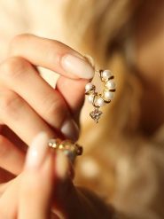 Pierres delicates Pozłacane kolczyki-półkreole z perłami i cyrkoniami rozmiar: onesize. Białe kolczyki damskie Pierres delicates, z cyrkonią, pozłacane. Za 43.99 zł.