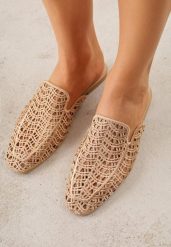 Ciemnobeżowe Ażurowe Klapki Mule z Plecioną Cholewką Raguela. Brązowe klapki damskie Renee, w ażurowe wzory, z jeansu, bez obcasa, na płaskiej podeszwie, bez zapięcia. Za 99.99 zł.