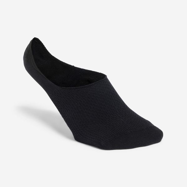 Skarpety niskie 3 sztuki. Czarne skarpetki damskie Decathlon, bez wzorów, z bawełny. Za 39.99 zł.