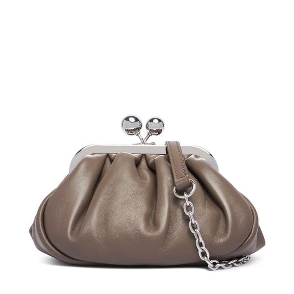 Torebka Weekend Max Mara. Brązowe torebki wieczorowe damskie Weekend Max Mara, bez wzorów, bez dodatków. Za 1,239.00 zł.