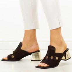 Brązowe skórzane klapki damskie DiA 3143. Brązowe klapki damskie DiA, bez wzorów, ze skóry, bez obcasa, na obcasie, bez zapięcia. Za 379.00 zł.