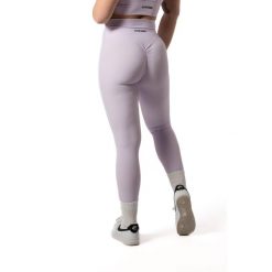 Damskie legginsy bezszwowe prążkowane z efektem scrunch – lawendowy. Fioletowe legginsy damskie AESTHETIC WOLF, l, bez wzorów, z dzianiny, z podwyższonym stanem, na fitness i siłownię. Za 119.99 zł.